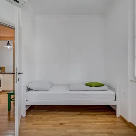 Dinka With Terrace Apartment