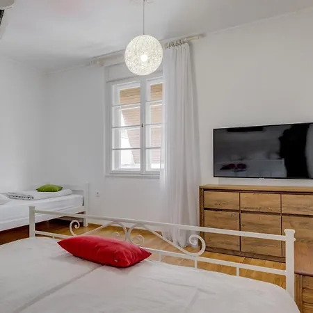 Dinka With Terrace Apartment Split