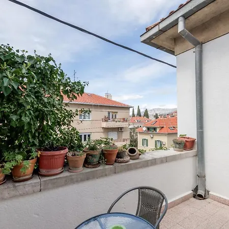 Apartment Dinka With Terrace Split