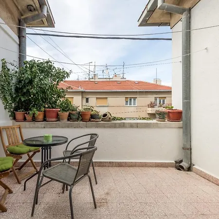 Dinka With Terrace Apartment